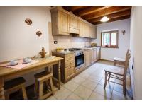 Foto cucine per arredo baite chalet taverne in stile rustico country in legno di pino massello color nocciola
