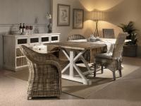 Foto composizione soggiorno in legno vecchio colorato.