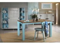 Foto composizione soggiorno in legno vecchio colorato.