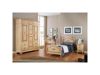 Foto camera da letto in legno color avorio con profili rosso antico per arredi stile classico