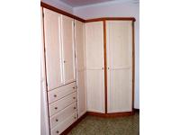 Foto armadio ad angolo bicolore bianco e miele in legno massello di pino