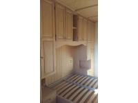 Foto camera da letto su misura in abete con rivestimento soffito in legno