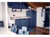 Foto cucina su misura in legno massello di pino color blu per mansarda con tetto spiovente