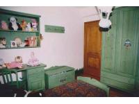 Foto camera da letto per bambini su misura in legno massello di pino color verde con ante decorate a mano