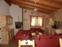 Foto soggiorno su misura in legno di pino verniciato naturale con cuore inciso