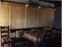 Foto giropanca su misura in noce toulipiè con rivestimento parete in abete naturale