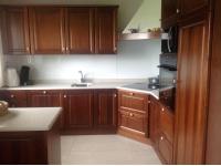 Foto cucina tavolo giropanca su misura in legno massello di noce toulipiè in stile arte povera