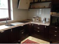 Foto cucina ad angolo su misura in legno massello toulipiè in color wengè stile moderno arte povera