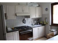 Foto cucina moderna in legno massello di noce bianca laccata su misura