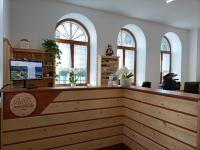 Foto reception e accettazione albergo diffuso in stile rustico in abete verniciato naturale