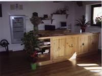 Foto reception accettazione in legno massello di pino per alberghi b&b hotel stile rustico