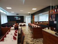 Foto arredamento ristorante pizzeria completo sedie tavoli panche rivestimenti fioriere bancone