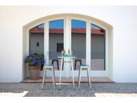 Foto set tavolo e sgabelli snack aperitivo per arredo interno esterno stile industrial