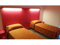 Foto testata letto dogata per alberghi hotel agriturismo in legno di pino color fucsia