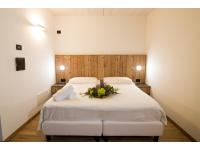 Foto testata letto in melaminico finitura legno per camere albergo hotel agriturismo