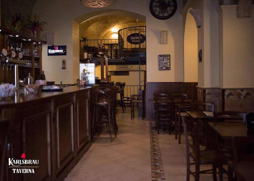 Sgabelli Alti Arredamento Irish Pub Pizzeria Bar Stile Bistrot Rustico In Legno Con Seduta Legno Mobilificio Maieron Paluzza Udine Italia